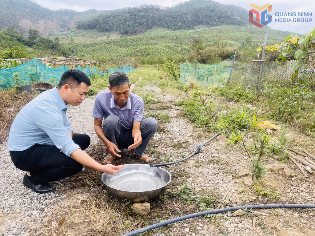 Cán bộ UBND xã Vạn Yên (huyện Vân Đồn) kiểm tra tình trạng sử dụng nước của nhân dân thôn Đài Làng.