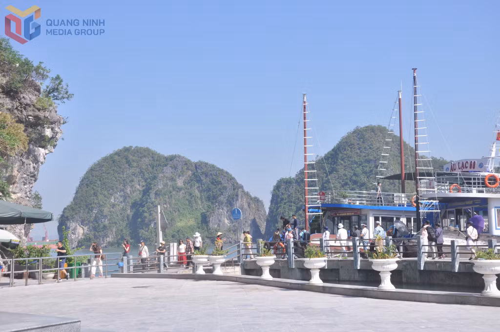 Vịnh Hạ Long là điểm đến hút khách trong nước và quốc tế của Quảng Ninh trong nhiều năm qua.