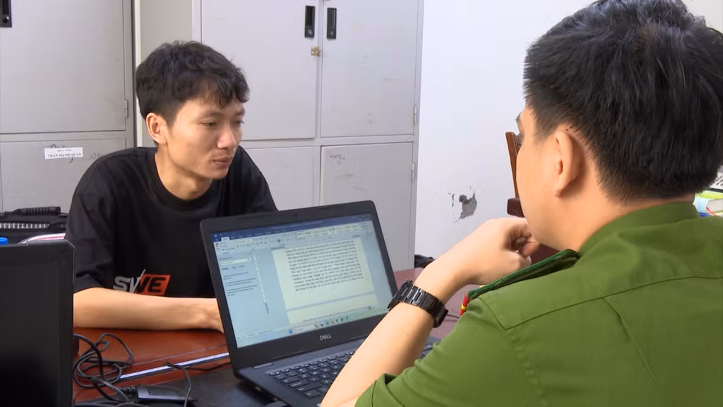 Vũ Văn Hải - một trong hai đối tượng cầm đầu vụ "cắt đá tìm ngọc", tại cơ quan điều tra.