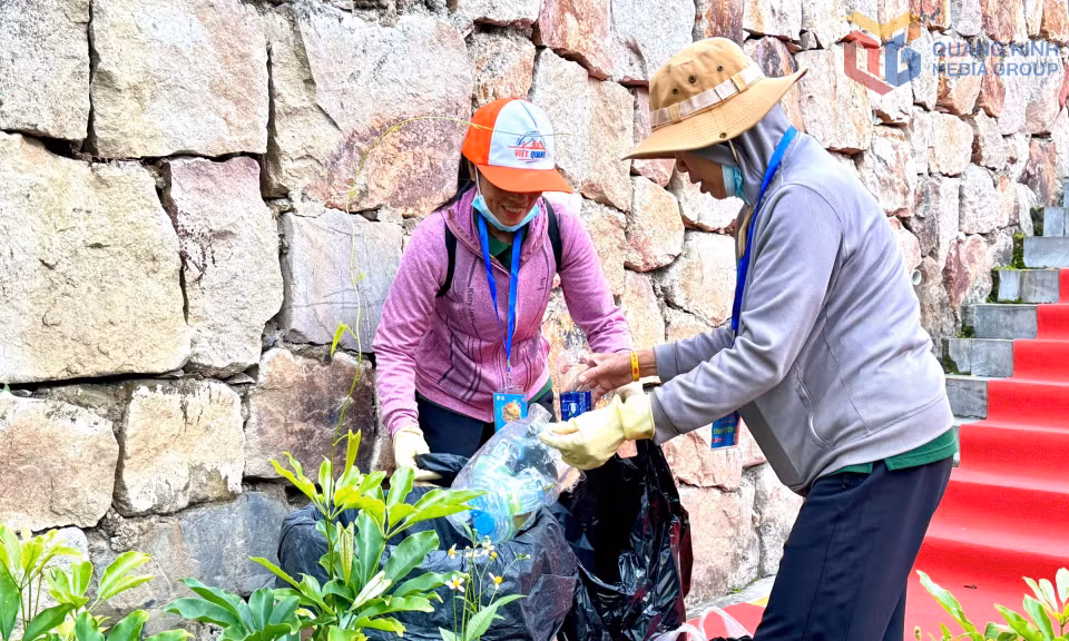 Công tác dọn dẹp vệ sinh, đảm bảo môi trường sạch sẽ được đội ngũ tình nguyện viên thực hiện từ 5 giờ sáng.