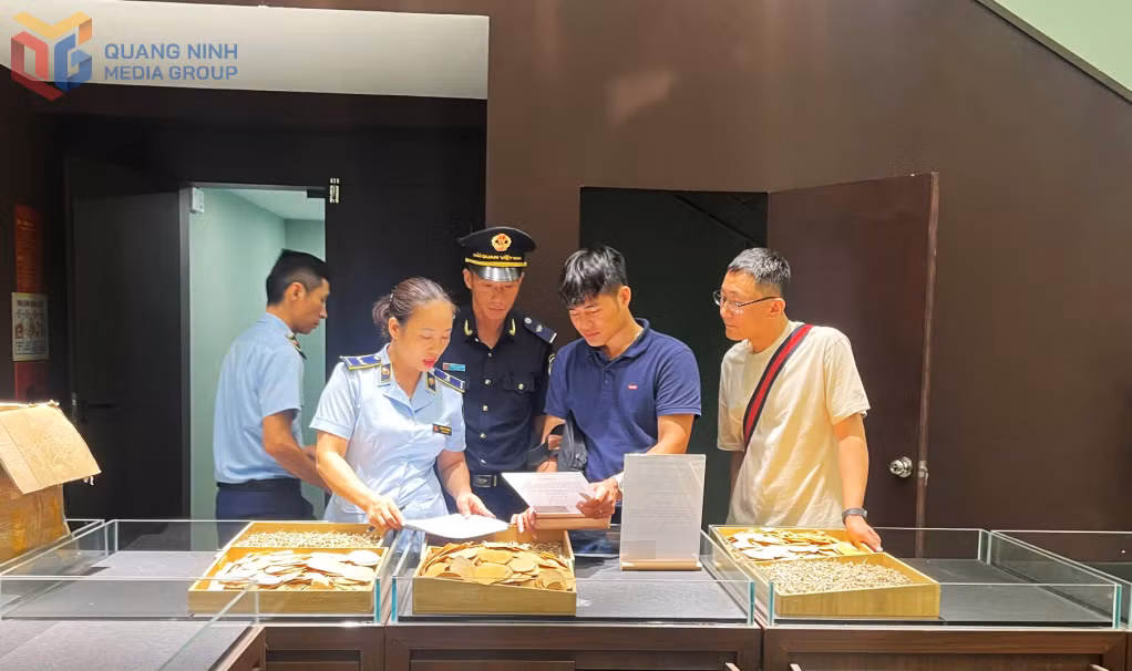 Lực lượng QLTT tỉnh phối hợp cùng Đội kiểm soát Hải Quan, Chi cục Hải Quan khu vực VIII kiểm tra Cửa hàng SK Kỳ Bảo Hạ Long, Đồn Điền, phường Hà Khẩu (TP Hạ Long) phát hiện nhiều sản phẩm thực phẩm chức năng không rõ nguồn gốc, xuất xứ, ngày 26/4/2025.