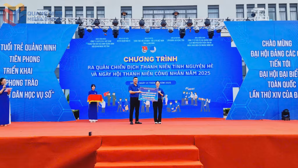 Trao tặng kinh phí sửa chữa công trình cột cờ Đảo Trần trị giá 450 triệu đồng.