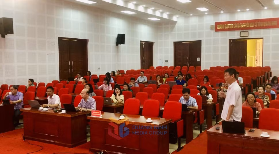 Cán bộ, giáo viên, văn thư, quản trị mạng của Trường Đào tạo cán bộ Nguyễn Văn Cừ tham gia lớp tập huấn.