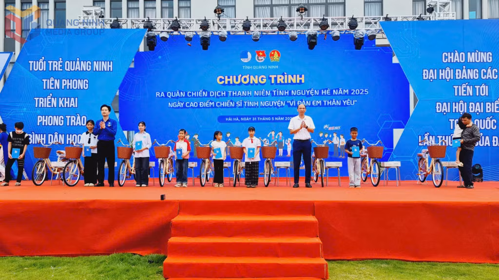 CLB thiện nguyện Tâm An trao tặng xe đạp cho 20 em học sinh có hoàn cảnh khó khăn trên địa bàn huyện.
