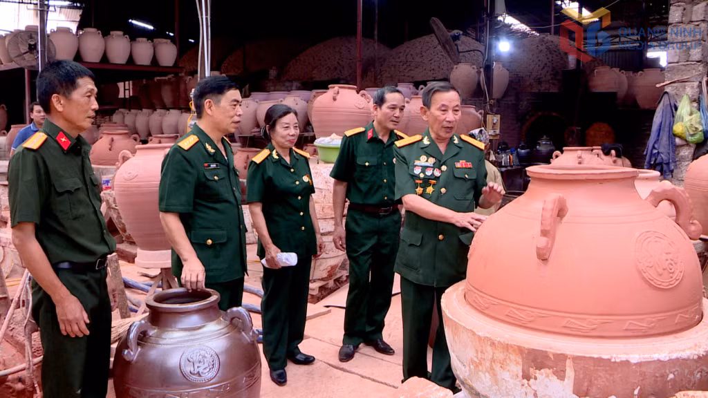 CCB Phạm Văn Quý (ngoài cùng bên phải), phường Mạo Khê (TP Đông Triều) giới thiệu tới các đồng đội về sản phẩm gốm sứ của đơn vị.
