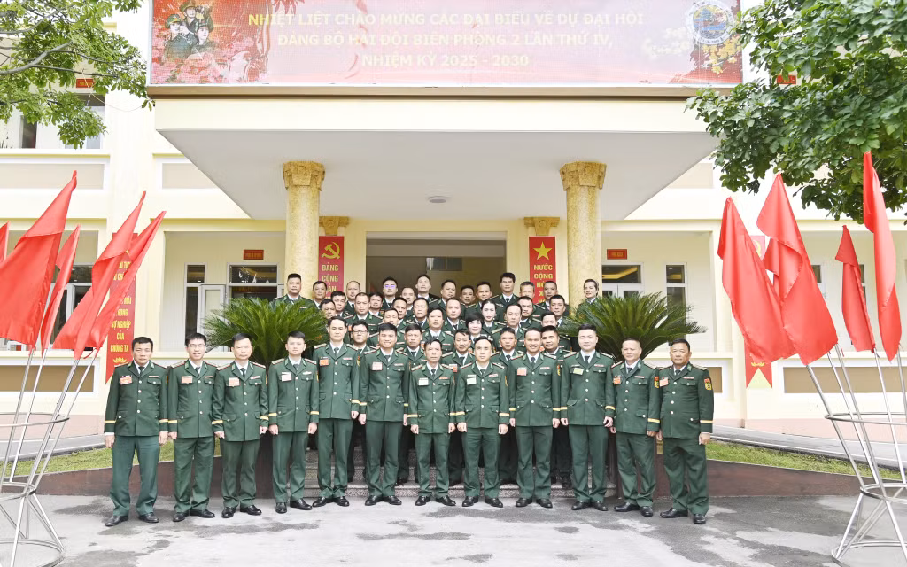 Các đại biểu chụp ảnh lưu niệm.