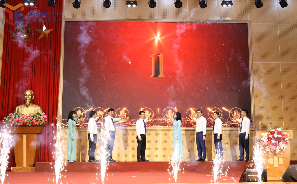 Các đại biểu thực hiện nghi thức khánh thành phòng truyền thống huyện.