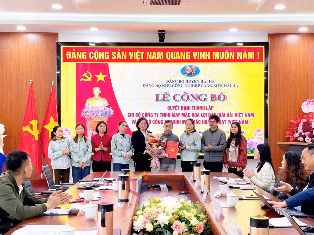 Đảng bộ Khu Công nghiệp cảng biển Hải Hà công bố quyết định thành lập Chi bộ Công ty TNHH May mặc Hoa Lợi Đạt Việt Nam (ngày 6/1/2025). Ảnh: Hồng Nhung - Trung tâm TTVH huyện Hải Hà
