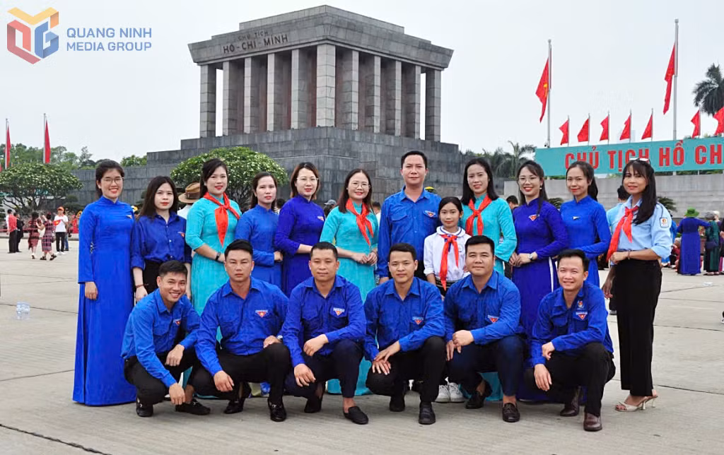 Huyện Đoàn - Hội đồng Đội huyện Vân Đồn tổ chức “Hành trình về nguồn của Tuổi trẻ - Lễ báo công dâng Bác” tại Lăng Chủ tịch Hồ Chí Minh, tại Thủ đô Hà Nội tháng 5/2025.
