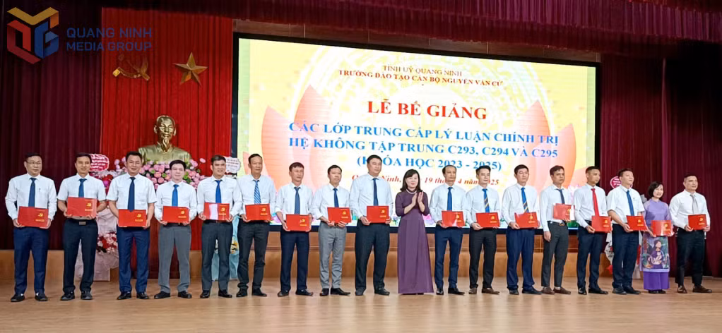 Trường Đào tạo cán bộ Nguyễn Văn Cừ tổ chức bế giảng 3 lớp Trung cấp lý luận chính trị C293, C294, C295.