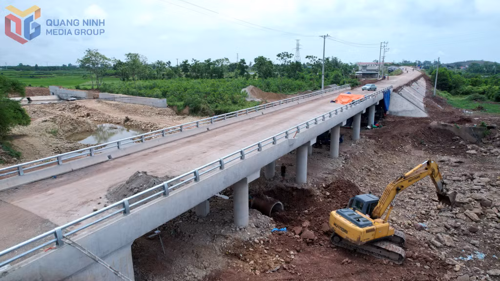 Dự án Cầu tràn thôn Tây, xã Dực Yên, huyện Đầm Hà đang chuẩn bị thảm nhựa bàn giao đưa vào sử dụng
