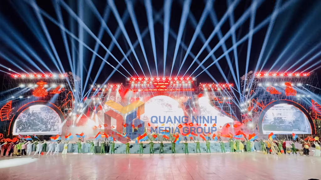 Khí thế tiếp quản, giải phóng Vùng mỏ được tái hiện lại trong lễ kỷ niệm (04-2025). Ảnh: Mạnh Trường