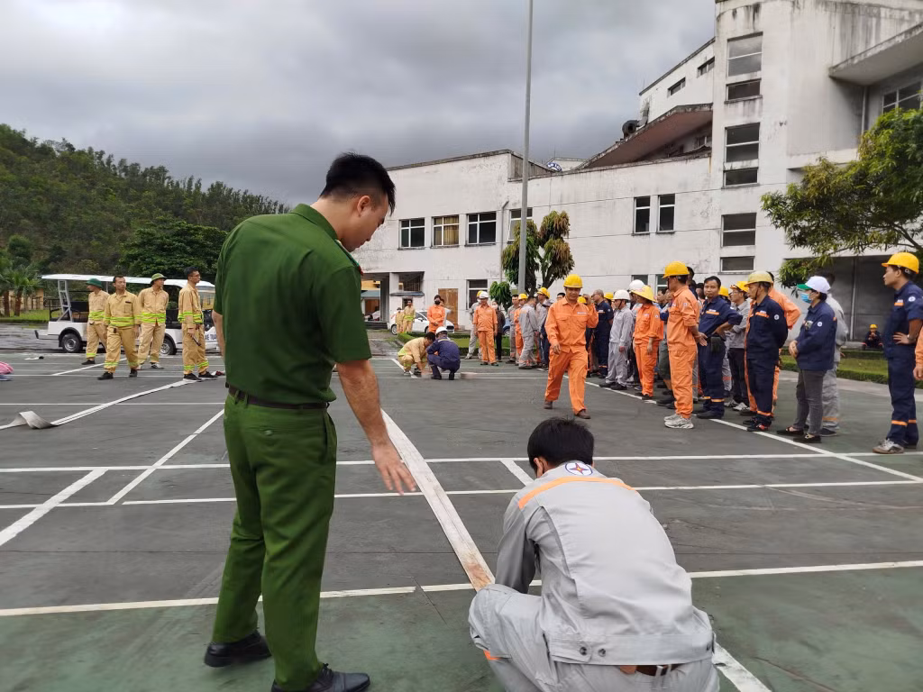Cán bộ cảnh sát PCCC và CNCH Công an tỉnh Quảng Ninh hướng dẫn lớp học sử dụng bình bột chữa cháy hiệu quả.