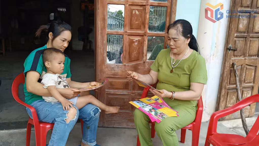 Chị Phạm Thị Tám tuyên truyền về cải thiện dinh dưỡng cho bà mẹ, trẻ em.