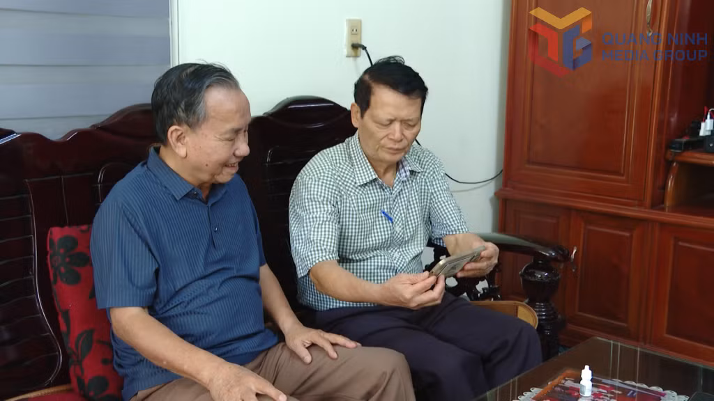 Ông Nguyễn Đình Thảo (bên phải) trong một buổi tuyên truyền Luật Trật tự, ATGT đường bộ.