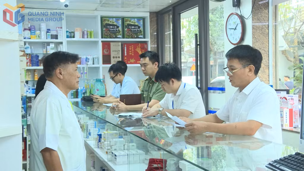 Đoàn kiểm tra của Sở Y tế kiểm tra hoạt động các cơ sở bán lẻ thuốc trên địa bàn tỉnh.