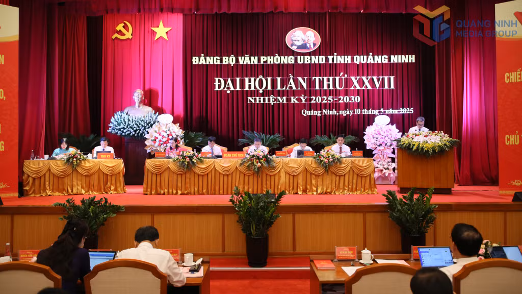 Đoàn Chủ tịch điều hành Đại hội Đảng bộ Văn phòng UBND tỉnh lần thứ XXVII, nhiệm kỳ 2025 – 2030.