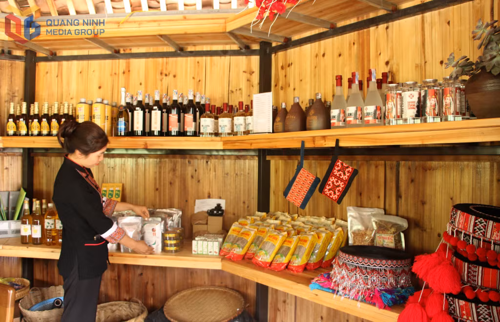 Du khách có thể mua sản phẩm đặc sản địa phương tại quầy hàng OCOP của farmstay.