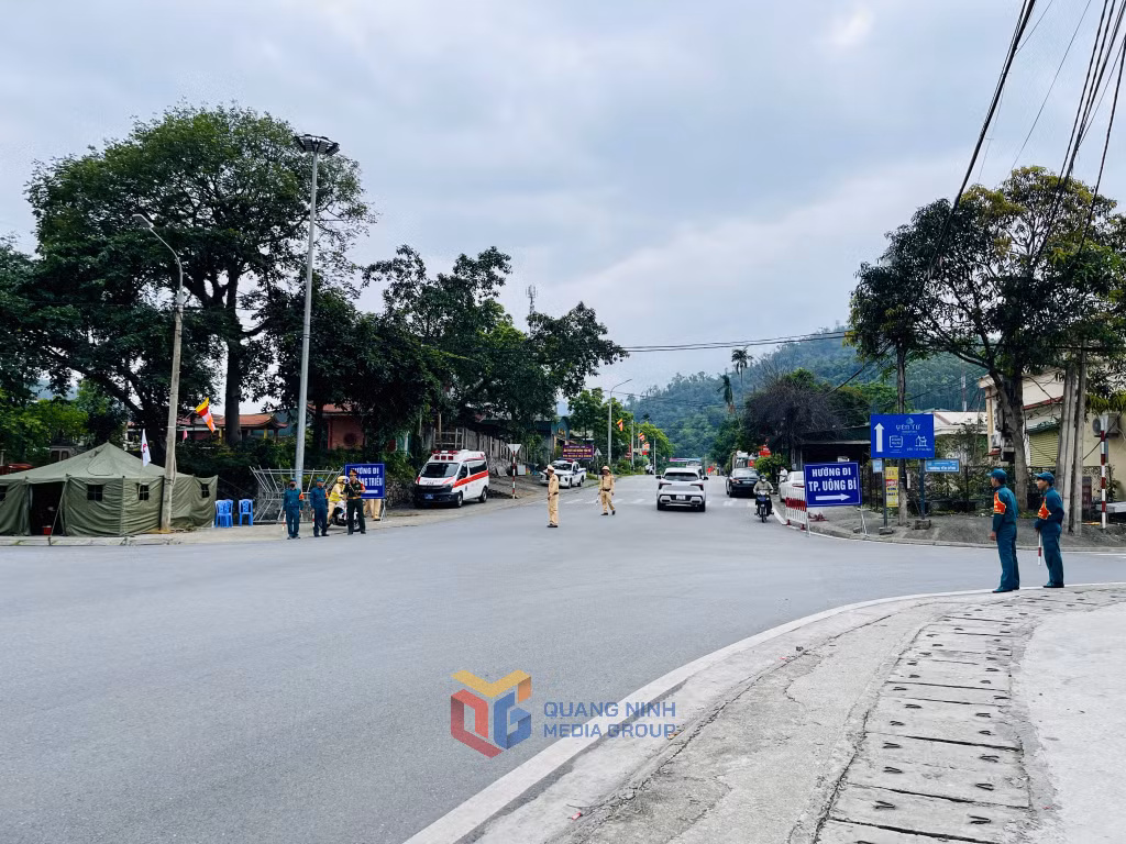 Trên các tuyến đường dẫn về khu danh thắng Yên Tử, lực lượng CSGT đã phối hợp với Kiểm soát quân sự, Công an các xã phường, lực lượng bảo vệ ANTT cơ sở hướng dẫn phân làn giao thông 24/24h.