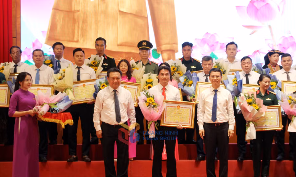 Lãnh đạo Ủy ban Kiểm tra Tỉnh ủy; lãnh đạo Ban Tuyên giáo và Dân vận Tỉnh ủy, trao tặng Bằng khen của UBND tỉnh cho tập thể, cá nhân có thành tích trong phong trào thi đua 
