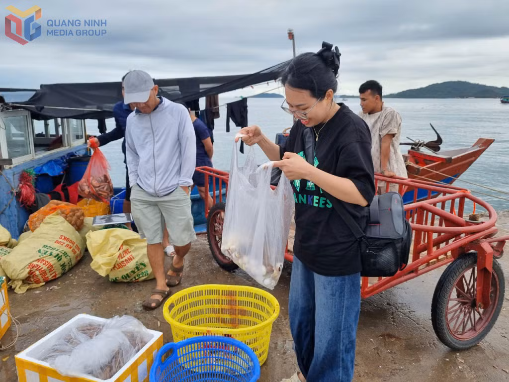 Nhóm phóng viên chúng tôi sau khi tác nghiệp cũng không cưỡng lại được sức hấp dẫn từ những sản vật của biển đã tranh thủ mua về làm quà cho gia đình. 