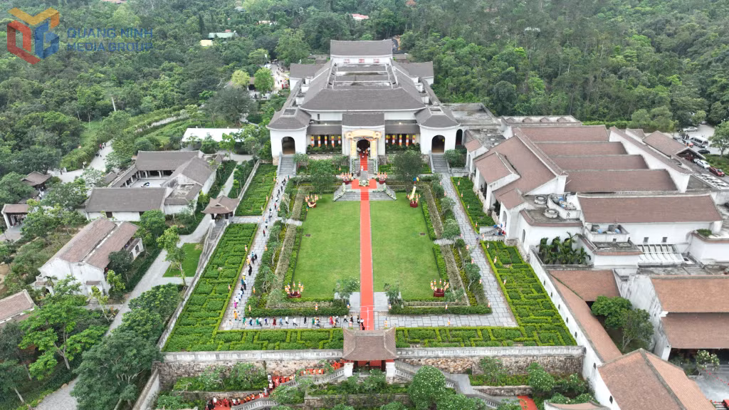 16h chiều, vẫn rất đông tăng, ni, phật tử xếp hàng vào Cung Trúc Lâm để chiêm bái xá lợi Đức Phật.