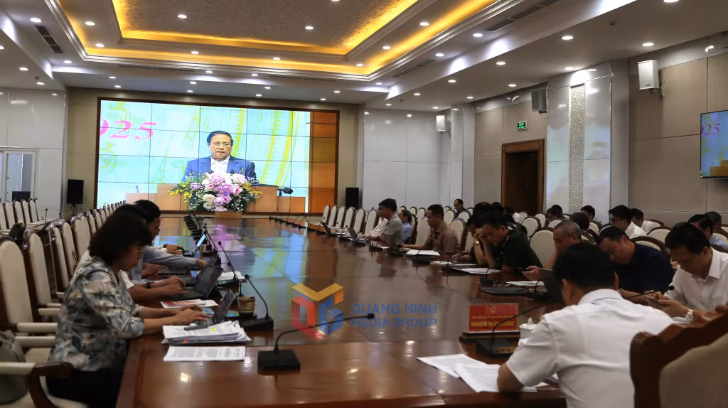 Thủ tướng Chính phủ Phạm Minh Chính chủ trì hội nghị.