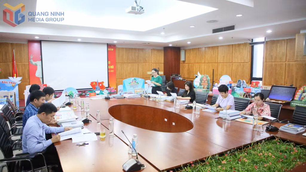 Ban Giám khảo Cuộc thi Đại sứ Văn hoá đọc tỉnh Quảng Ninh năm 2025 họp chấm các bài dự thi.