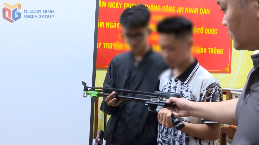 Đặng Đàm Việt Anh và Phạm Anh Tuấn cùng công cụ tự chế.
