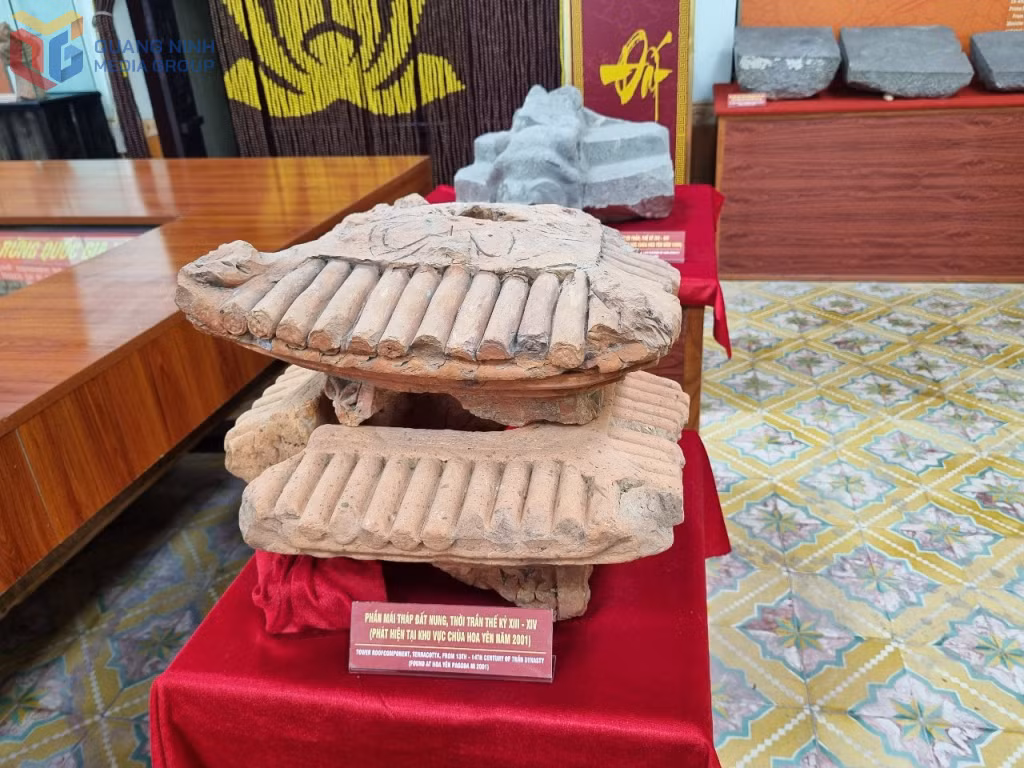 Một số di vật thời Trần, như gạch hoa cúc (ảnh trên), mái tháp đất nung (ảnh dưới) trưng bày tại Nhà trưng bày tại Yên Tử.