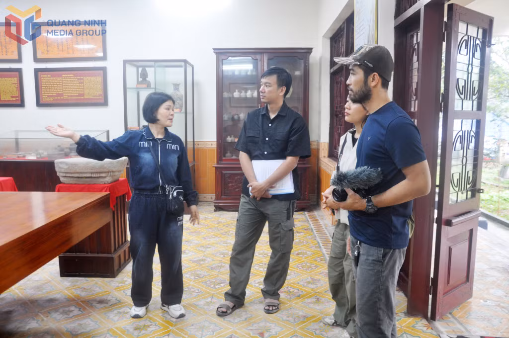 Nhân viên Ban quản lý Di tích - Danh thắng Yên Tử giới thiệu cho du khách về các hiện vật trong không gian trưng bày.
