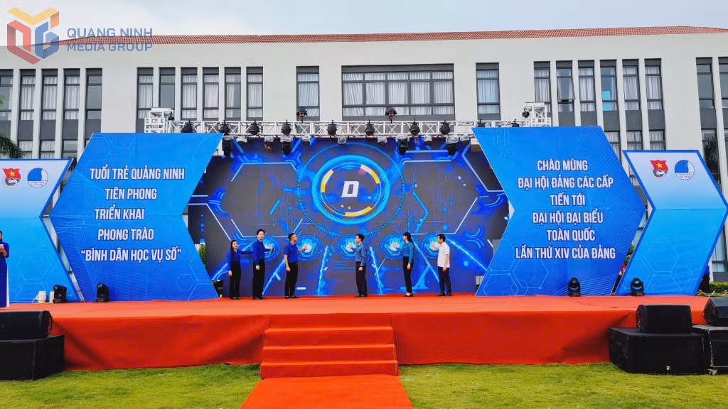 Các đại biểu thực hiện nghi thức Khởi động Chiến dịch Thanh niên tình nguyện hè 2025.