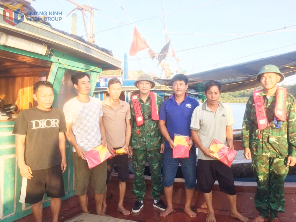 Thượng úy Nguyễn Bá Quân, (ngoài cùng bên phải) tặng cờ Tổ quốc cho ngư dân.