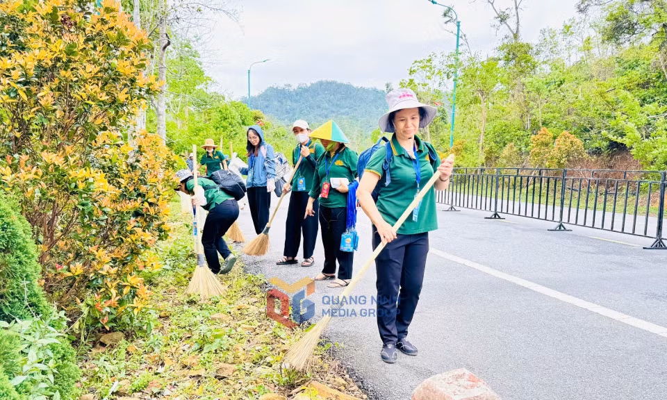 Lực lượng thiện nguyện tích cực quét dọn vệ sinh tuyến đường giao thông vào Cung Trúc Lâm Yên Tử.
