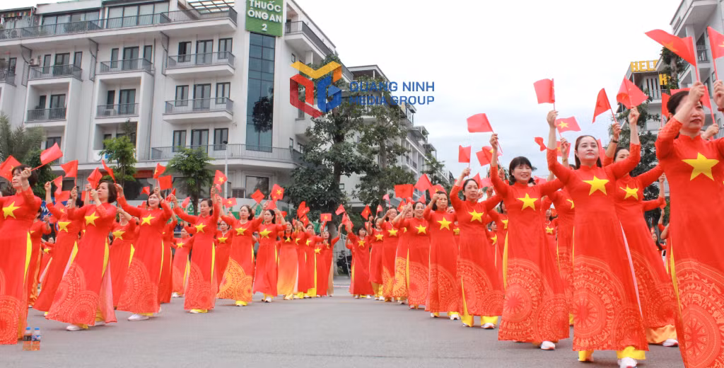 Phụ nữ Hạ Long đồng diễn trên nền nhạc ca khúc "Như có Bác Hồ trong ngày vui đại thắng".