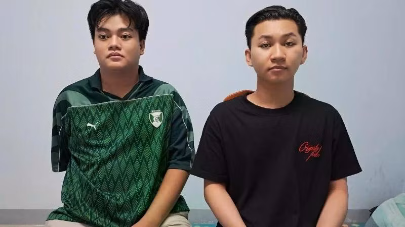 Nguyễn Hoàng Khang (trái) và Phan Anh Duy tại cơ quan Công an. (Ảnh: Công an cung cấp)