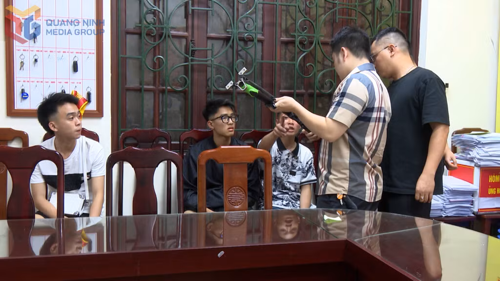 Đêm 30/4, nhanh chóng nắm tình hình, Đội CSGT đường bộ số 2, Phòng CSGT (Công an tỉnh) đã bắt giữ nhóm thanh thiếu niên sử dụng mô tô lạng lách, bốc đầu trên địa bàn TP Hạ Long.