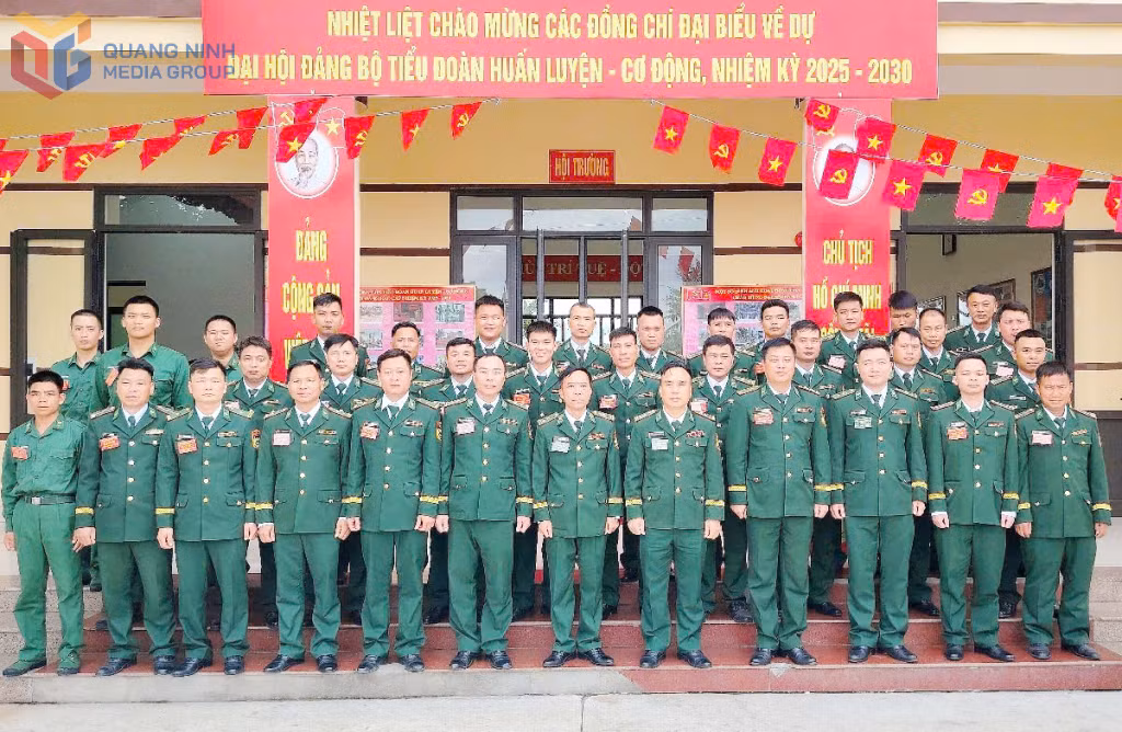 Các đại biểu chụp ảnh lưu niệm.