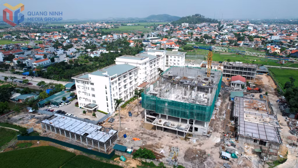 Các khối nhà dự án cải tạo, xây mới Trung tâm Y tế Đông Triều được tập trung triển khai