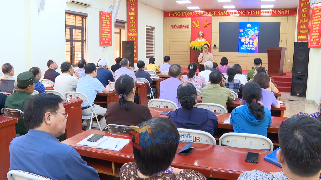 Quang cảnh lớp học chuyển đổi số của phường Hà Phong (TP Hạ Long).