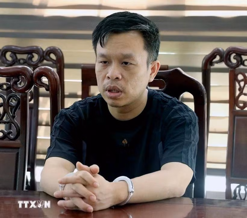 Đối tượng Hoàng Tứ Trạch (sinh năm 1985, trú tại thành phố Vinh, Nghệ An) tại cơ quan Công an. (Ảnh: TTXVN phát)