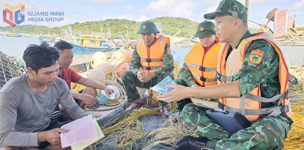 Cán bộ Đồn BP Cô Tô thường xuyên xuống tận tàu cá của ngư dân để tuyên truyền, phổ biến pháp luật. 