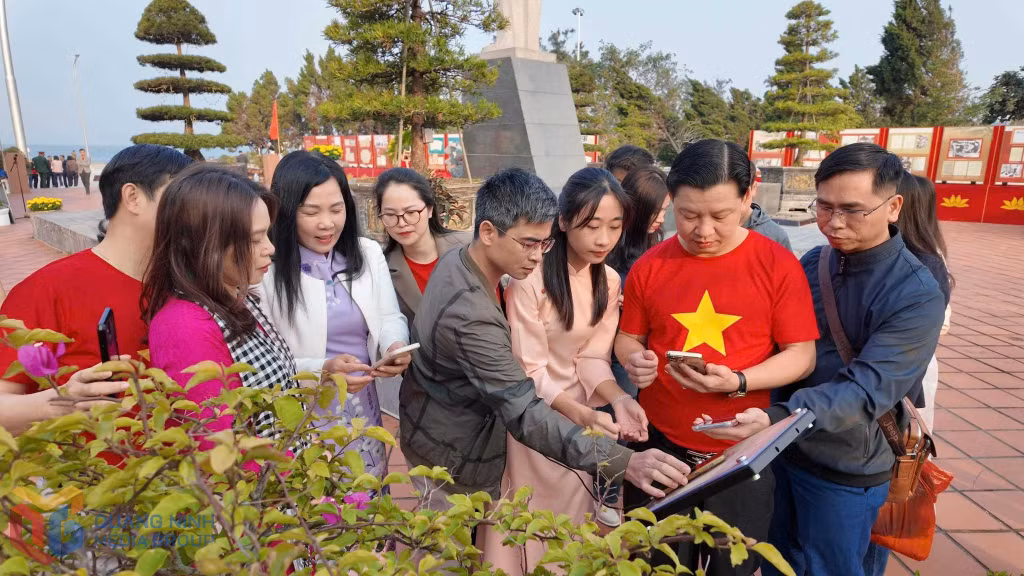 Du khách trải nghiệm Hệ thống du lịch thông minh được triển khai trên đảo Cô Tô.
