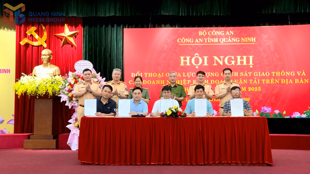 Đại diện các doanh nghiệp kinh doanh vận tải ký cam kết chấp hành nghiêm các quy định pháp luật về TTATGT.