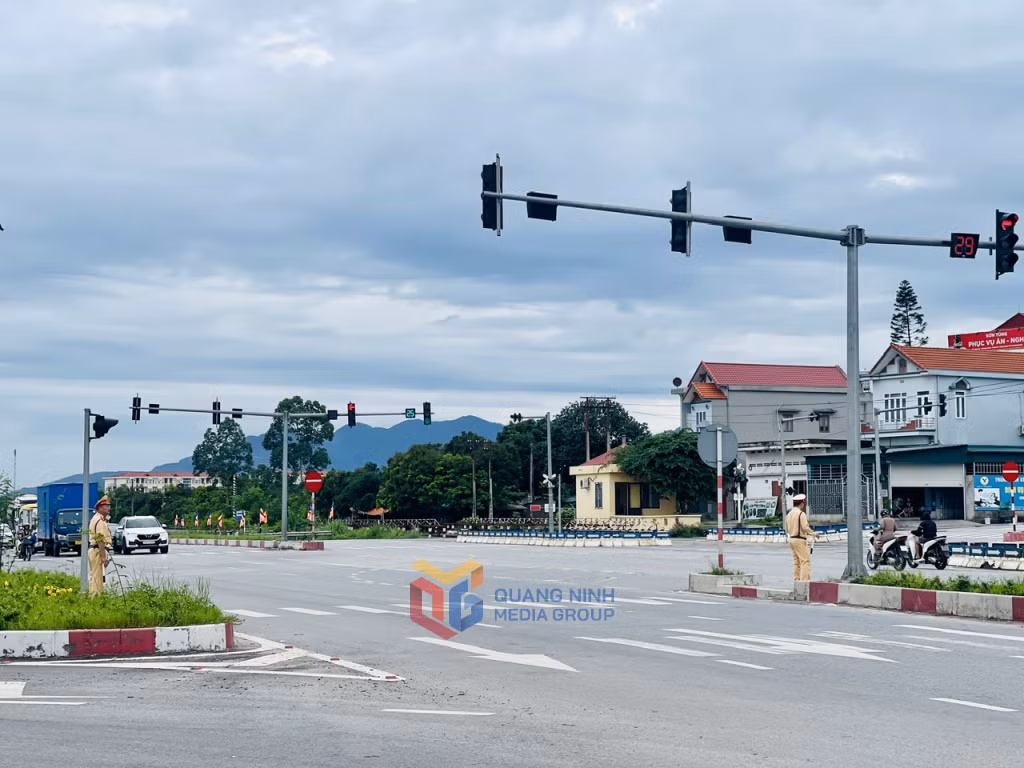 Đội CSGT đường bộ số 1 (Công an tỉnh) bố trí lực lượng tại ngã tư chùa Trình (TP Uông Bí) để phân luồng từ xa, tạo điều kiện cho các đoàn xe và người dân di chuyển thông suốt, an toàn.