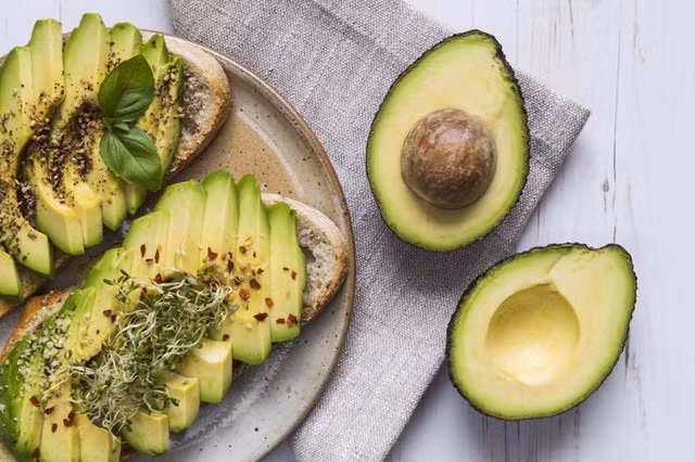 Quả bơ giàu chất béo không bão hòa đơn lành mạnh, vitamin E và C, giúp dưỡng ẩm da và có đặc tính chống oxy hóa.