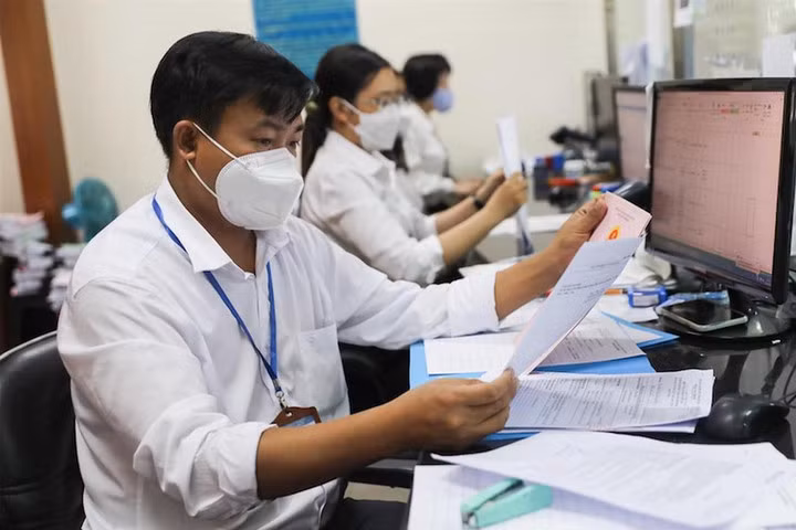 Công chức TP.HCM giải quyết thủ tục hành chính cho người dân.