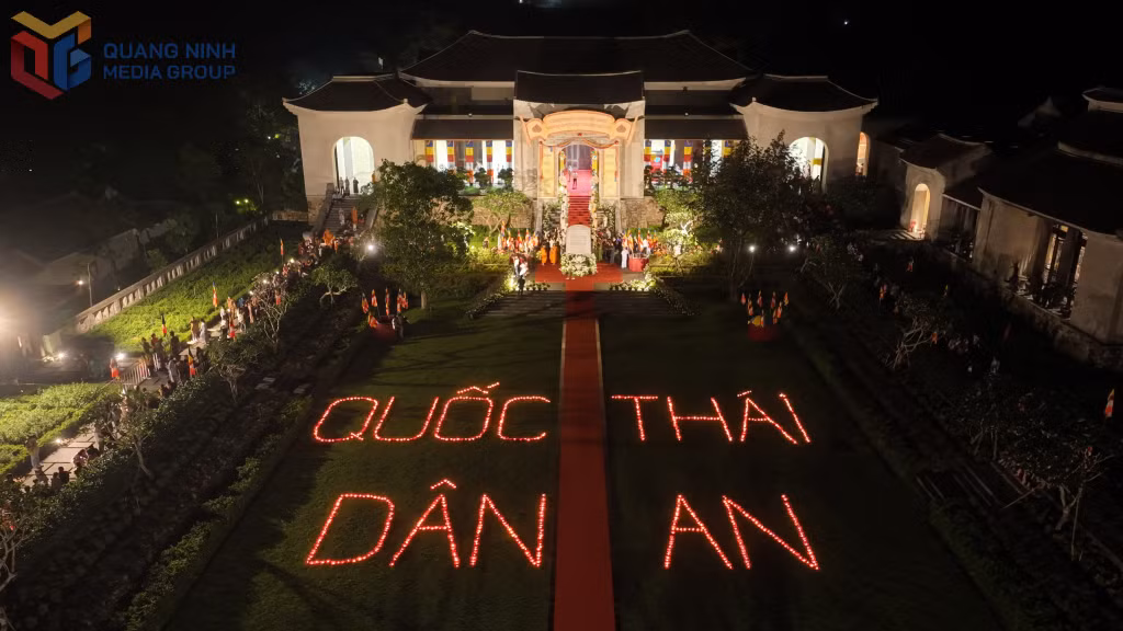 Chữ “Quốc thái - Dân an” được ghép bằng 1.000 ngọn nến, thắp sáng giữa khoảng sân rộng Cung Trúc Lâm Yên Tử.