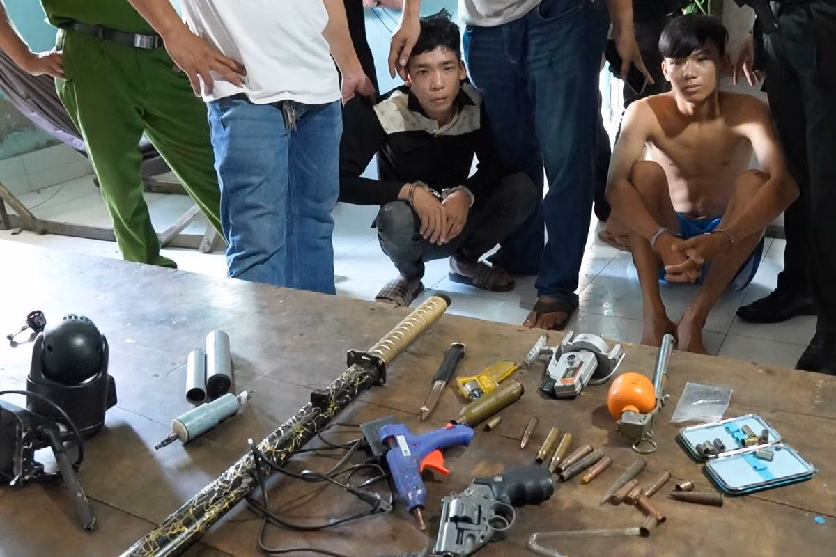 Một số đối tượng và tang vật. Ảnh: Thế Phong