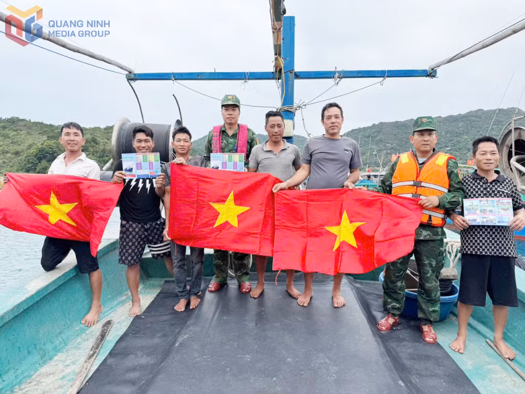 Đồn Biên phòng Đảo Trần tặng cờ Tổ quốc cho ngư dân trên vùng biển đảo đơn vị quản lý.